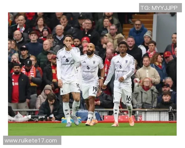 英超联赛即将迎来新一轮比赛，利物浦vs曼联力争先锋角逐英超榜首位置